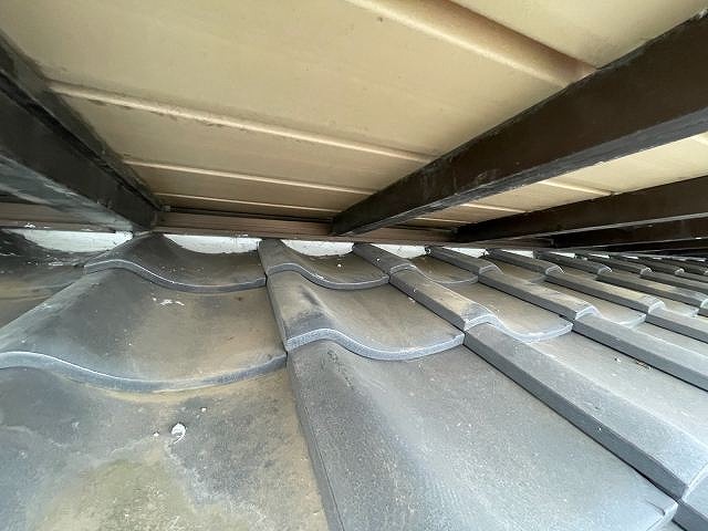 下屋根とベランダ床間の面戸漆喰