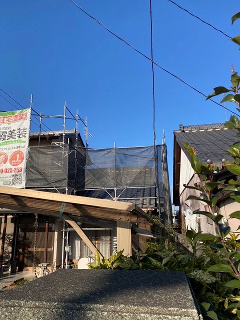 小美玉市で塗装準備!美しい仕上がり実現のための足場設置・養生・高圧洗浄を実施