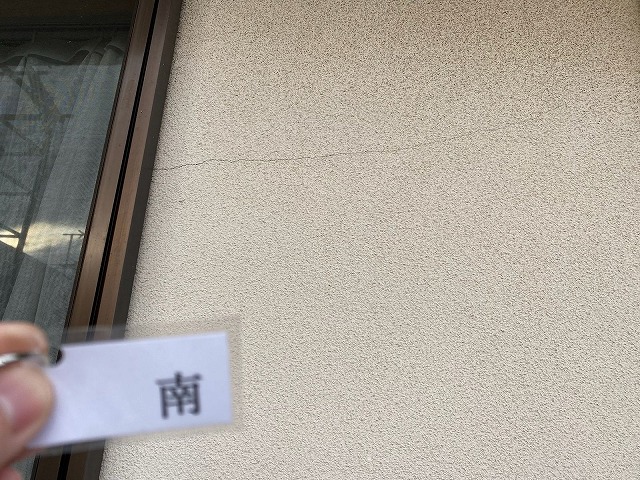 ひび割れ　壁