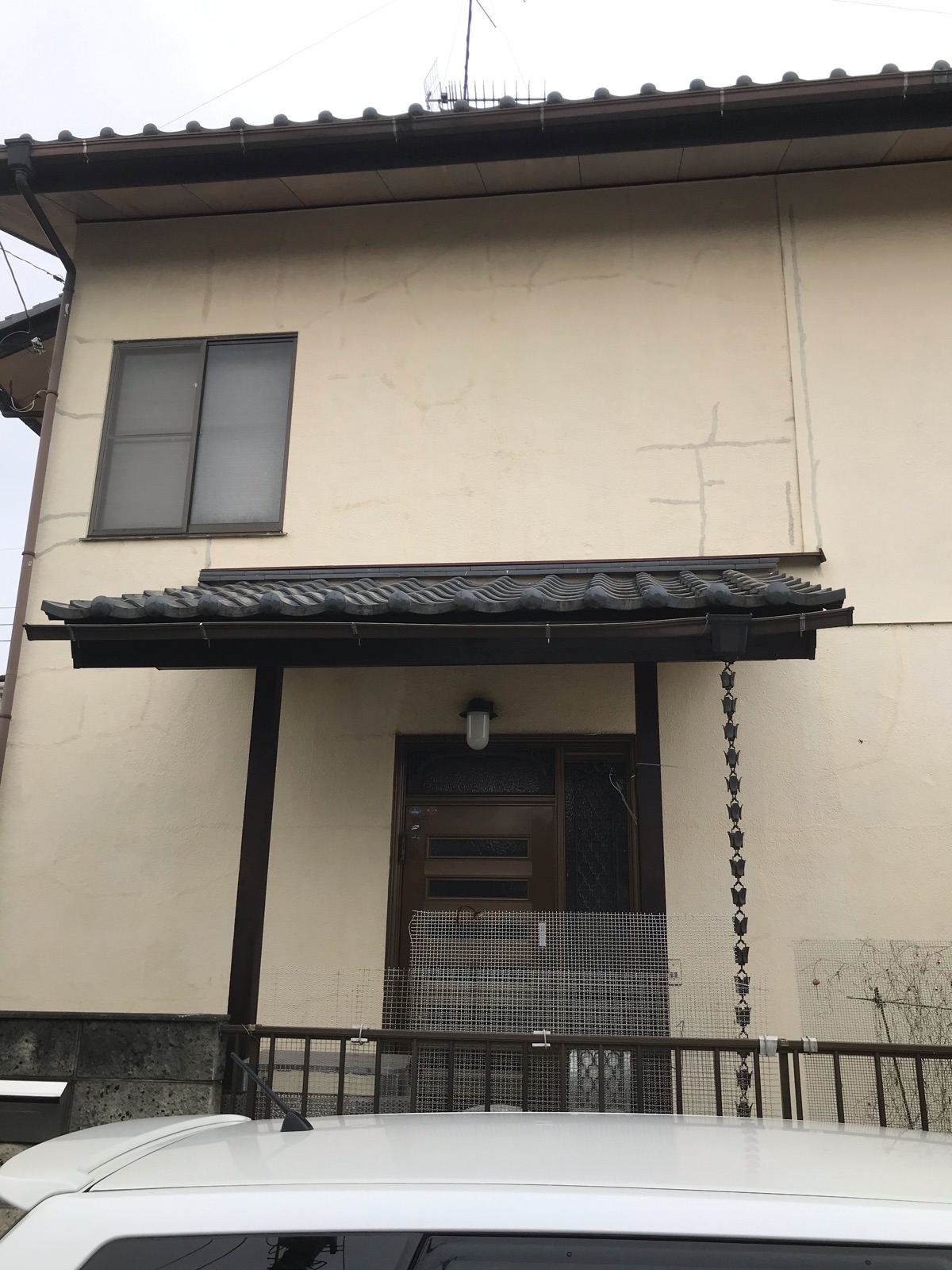 外壁にクラックが目立つ戸建て住宅