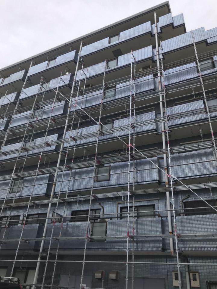 ㉘土浦市で7階建てマンション修繕！高層建築の安全を守る「仮設足場設置」と「打診調査」
