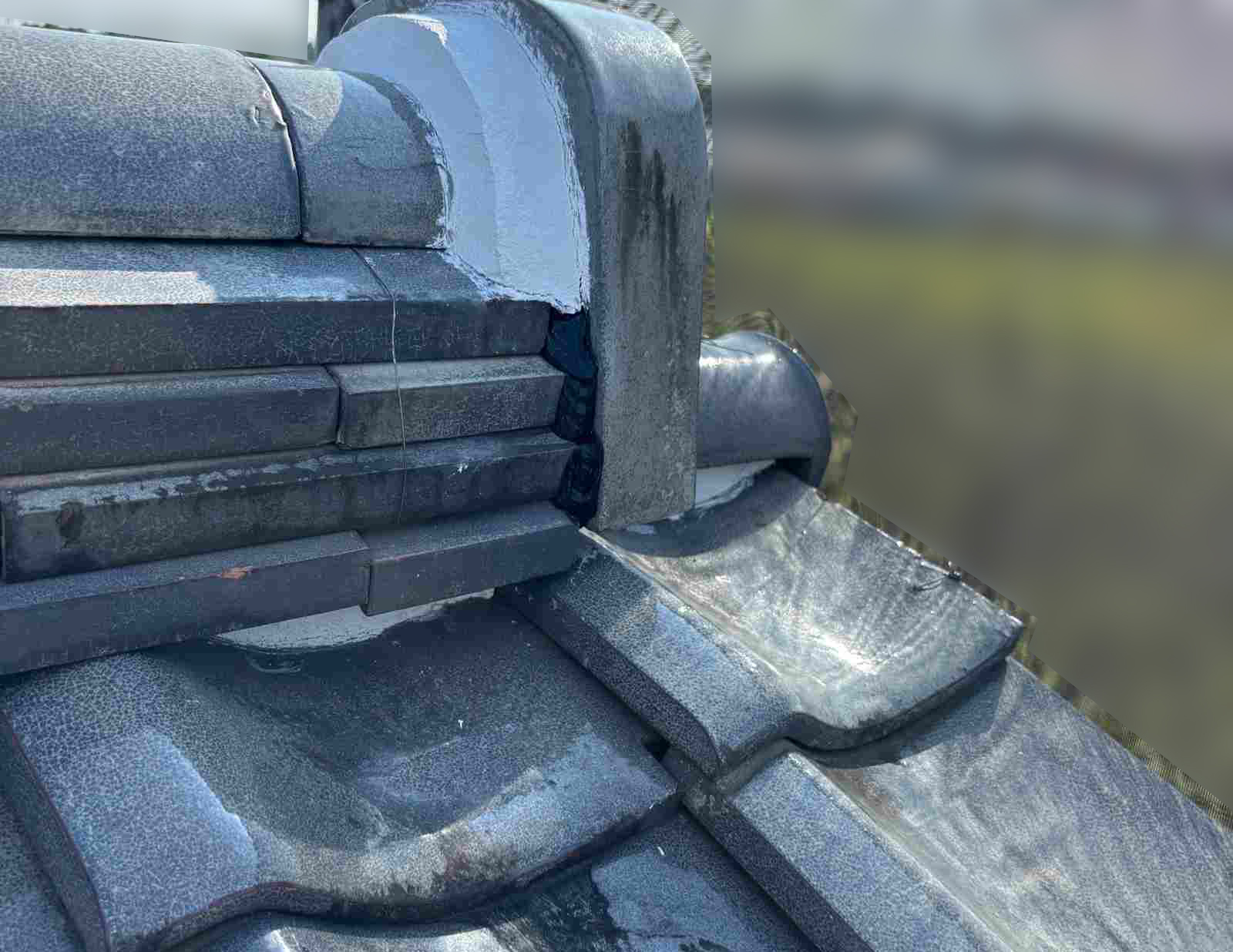 土浦市のお客様より現在施工中の会社の状態を確認してほしいとご相談。熨斗瓦がガタついている