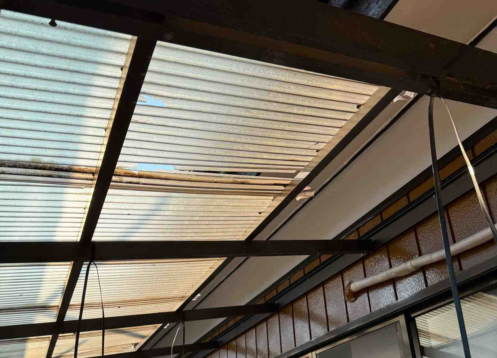 土浦市で施工中の業者の出来が悪いと相談されたお客様の現場のポリカ交換