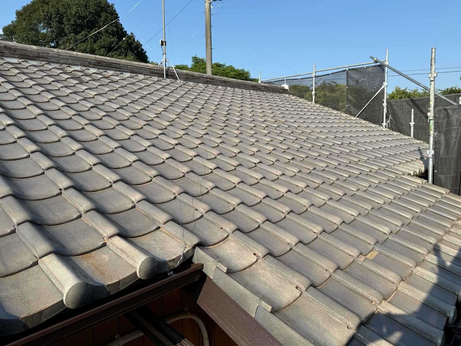 土浦市のお客様から他社で施工中の状態が悪いとご相談、歪んで波打った瓦
