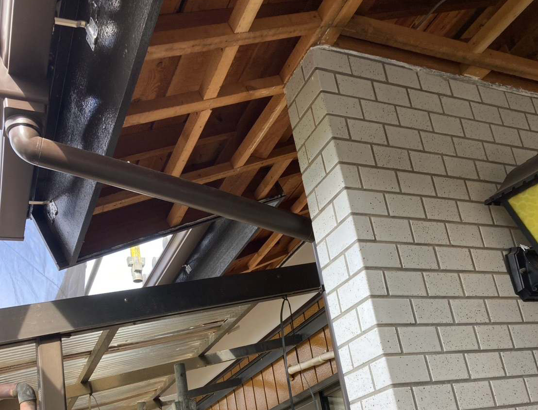 古い軒天を撤去