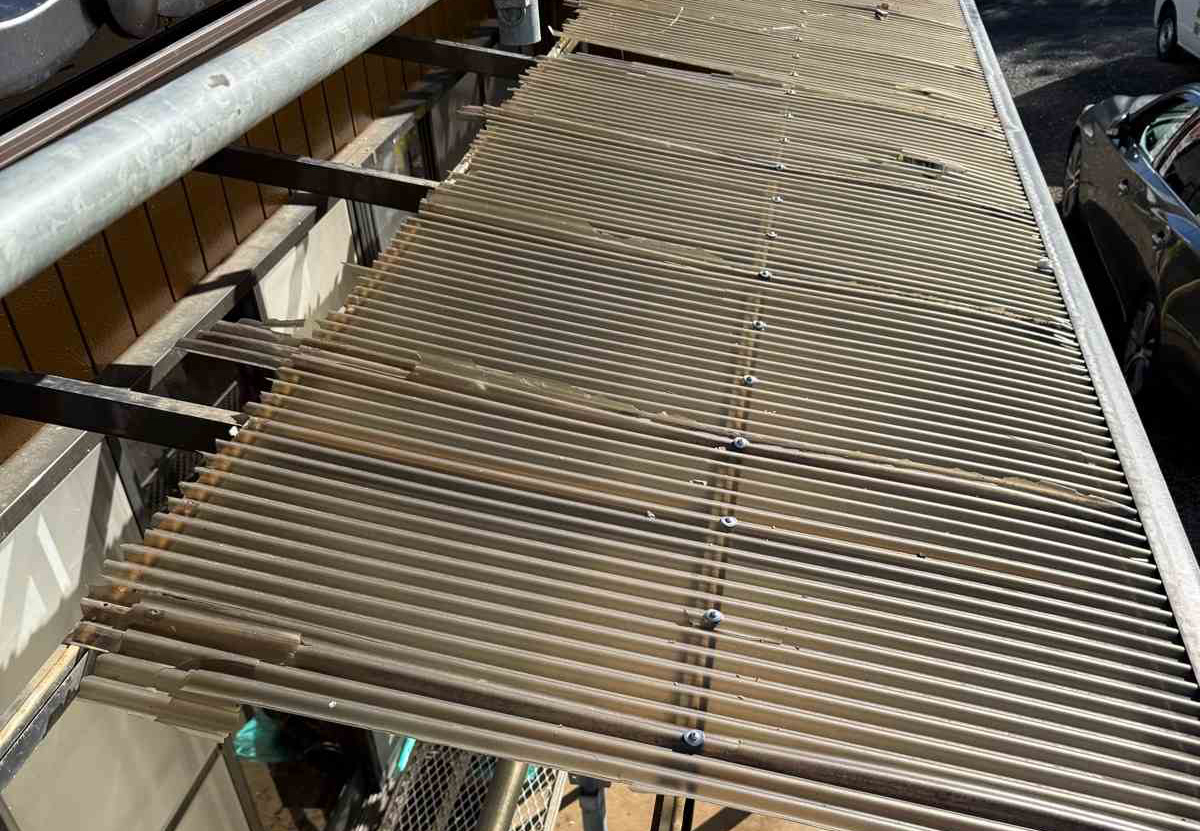 土浦市で施工中の業者の出来が悪いと相談されたお客様の現場のポリカ交換