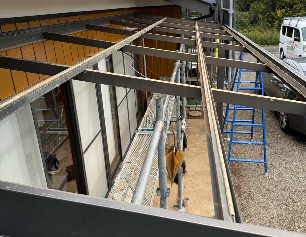 土浦市で施工中の業者の出来が悪いと相談されたお客様の現場のポリカを撤去