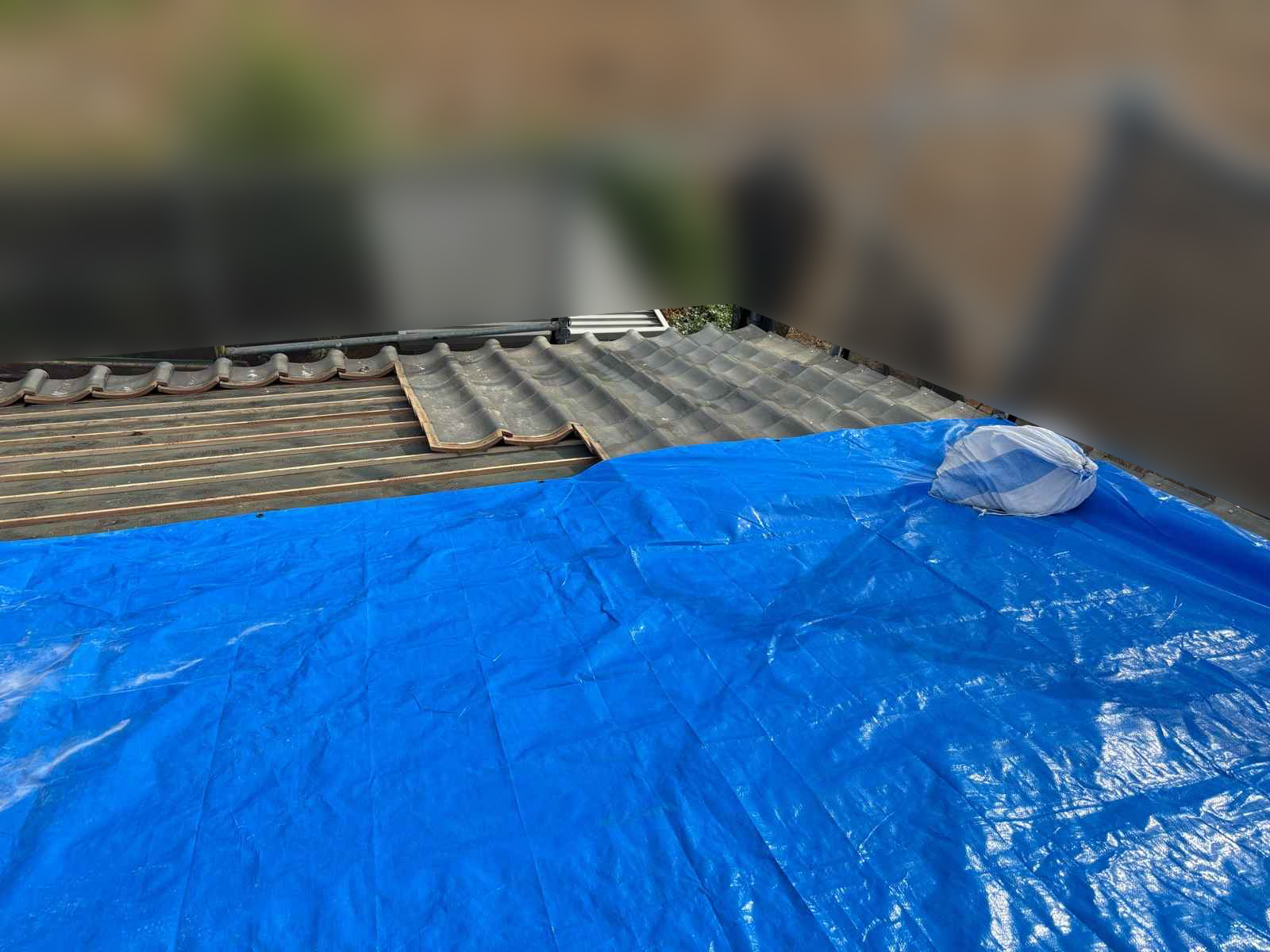 土浦市のお客様より屋根の葺き直し、瓦も新しくする。まずは瓦の撤去をする