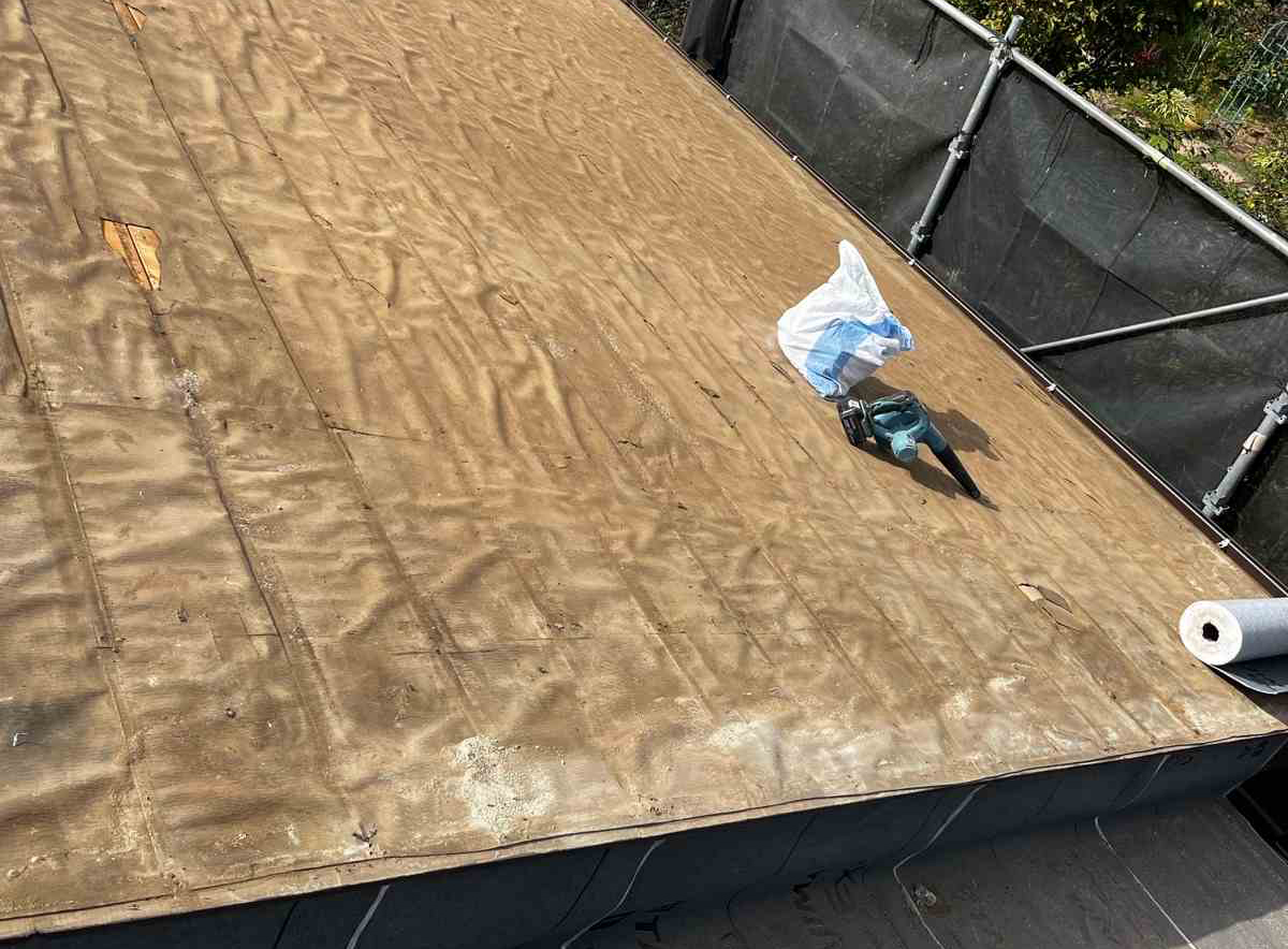 土浦市の防水シートをとったら土だらけ、掃除をしていきます