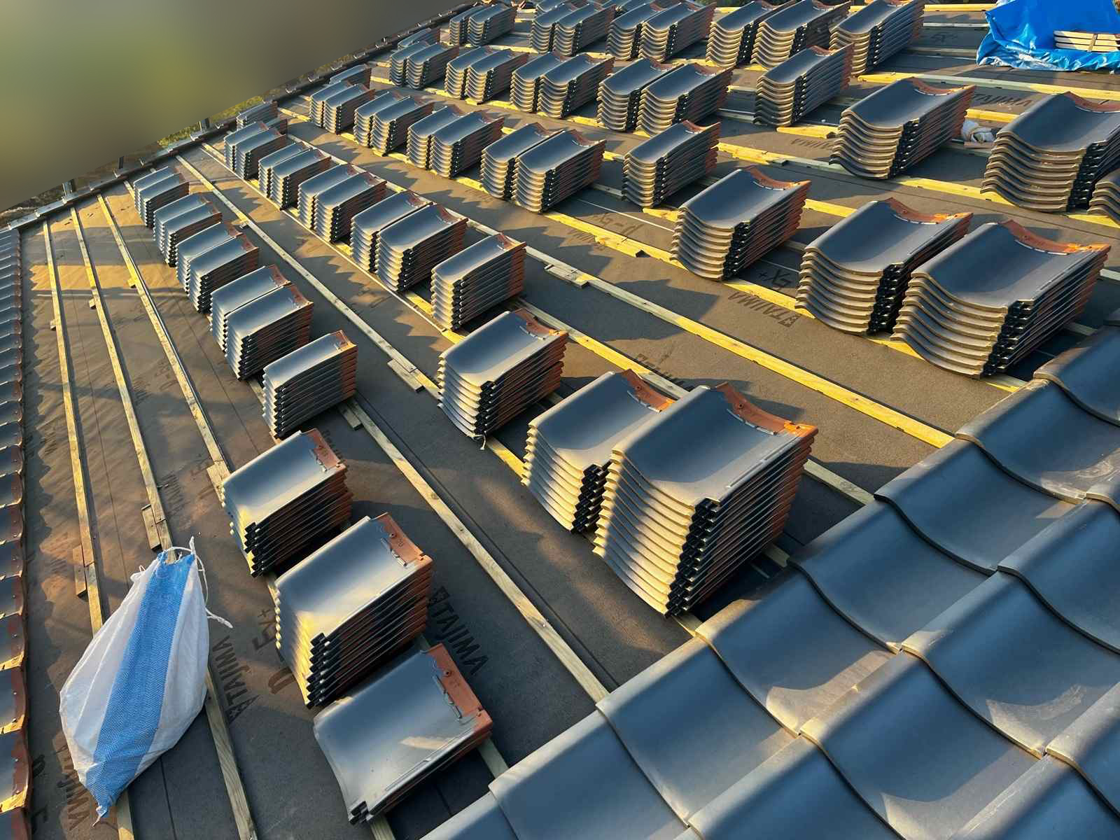 土浦市で施工不良の屋根葺き直し工事、屋根瓦を設置していく