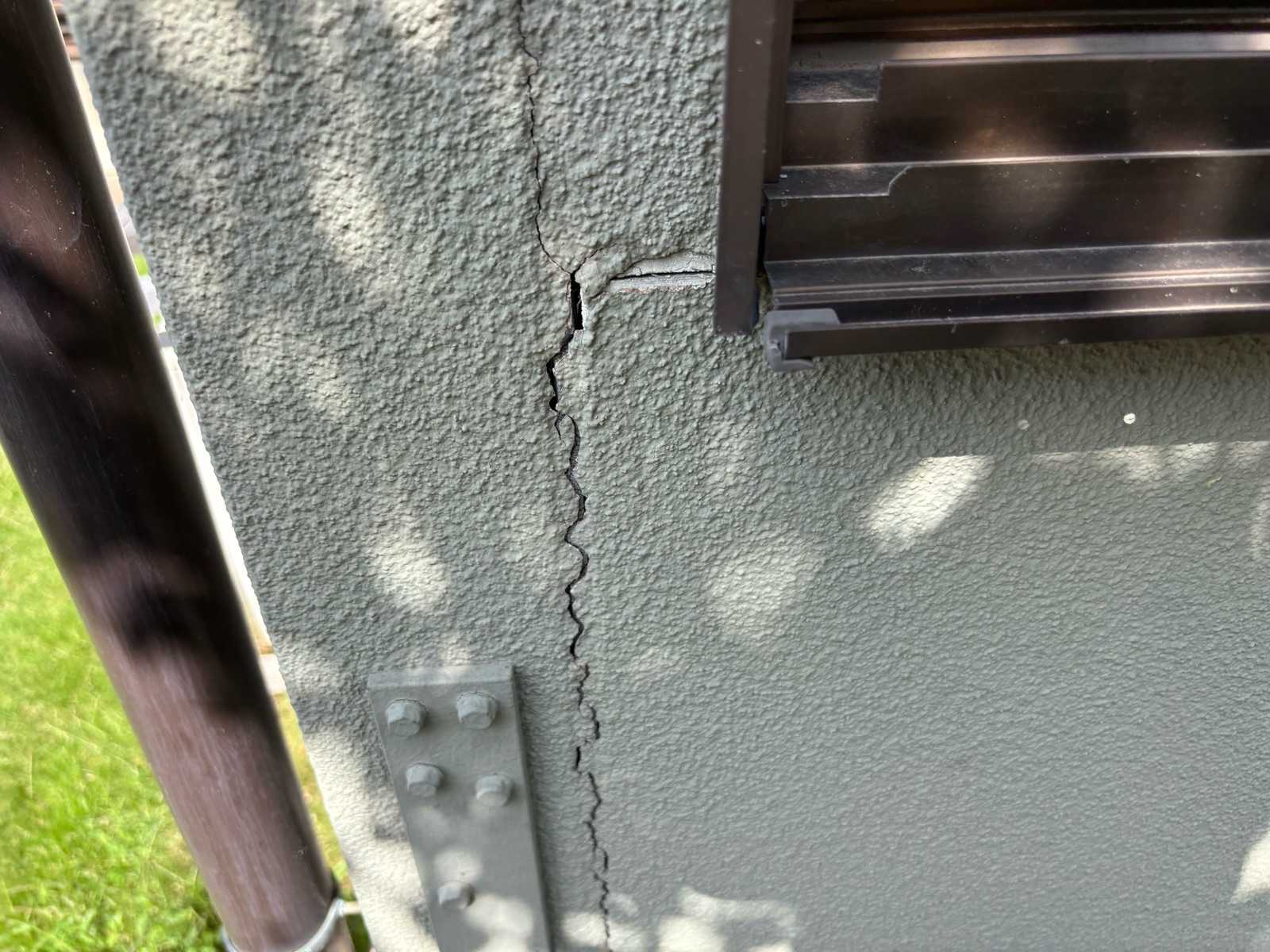 クラックが出ていて雨漏りリスクが高い外壁
