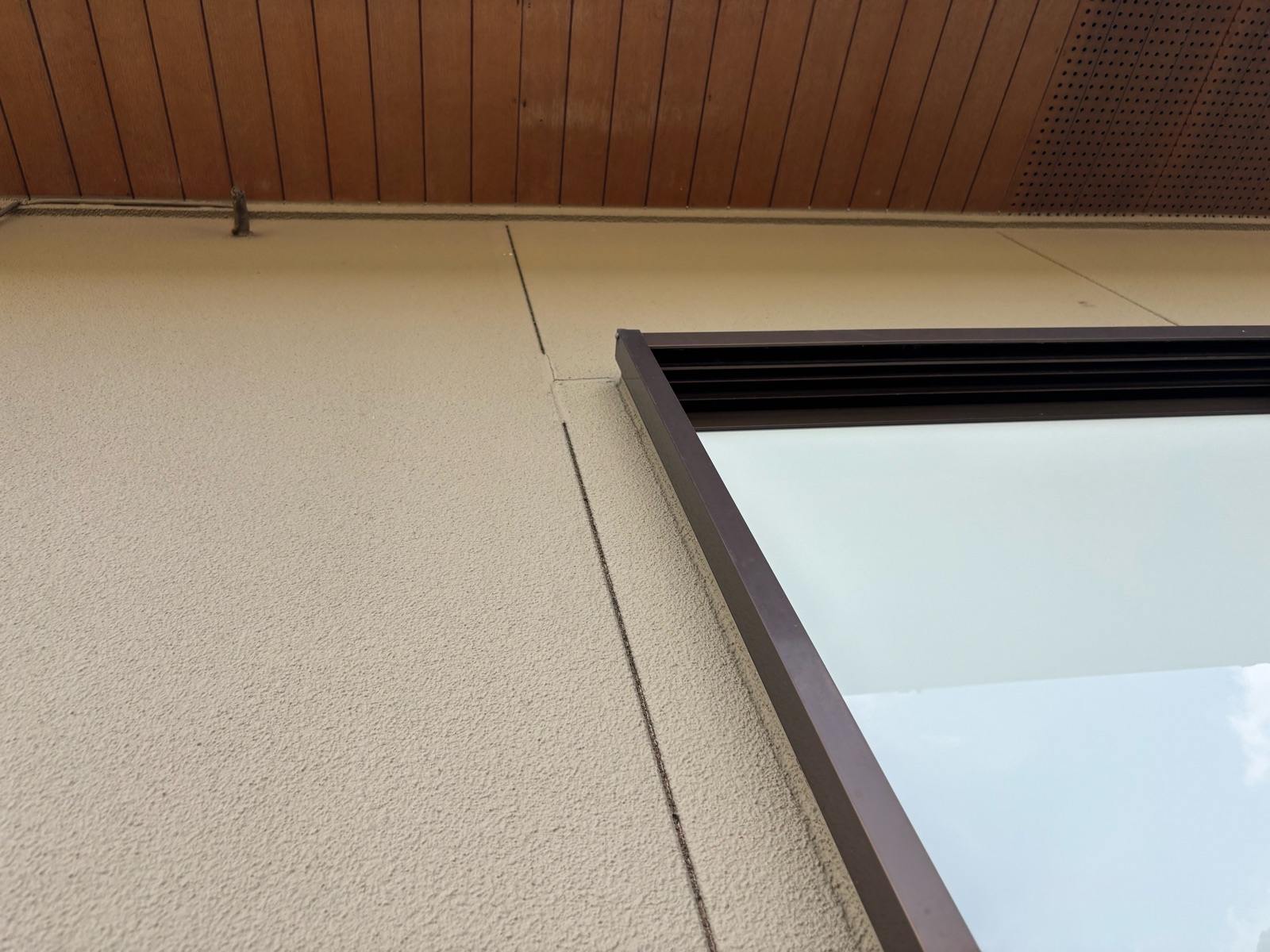 ひび割れが入っている外壁