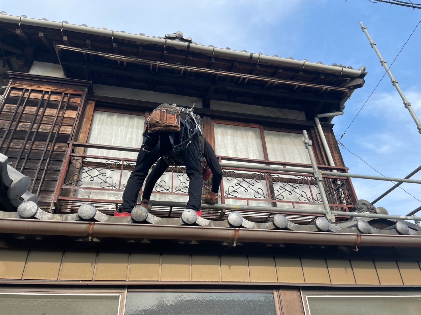 雨漏り修理のための足場設置作業