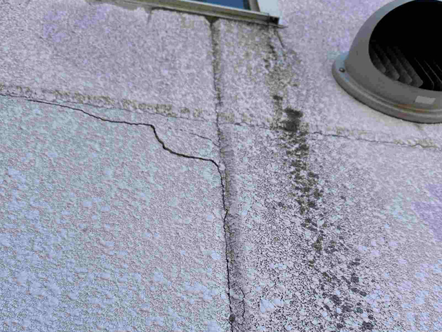 外壁の劣化　ひび割れ　雨だれ