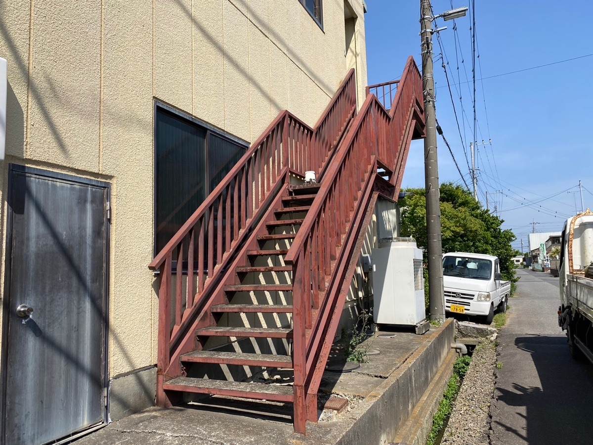 土浦市：工場で鉄骨階段塗装！耐久性＆安全性維持のためにしっかりサビ止め塗装を行います！