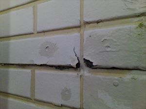 窯業系サイディング外壁の剥がれと雨漏り、DIY跡