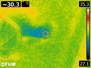 ベランダの軒天の散水調査、赤外線で青くなった