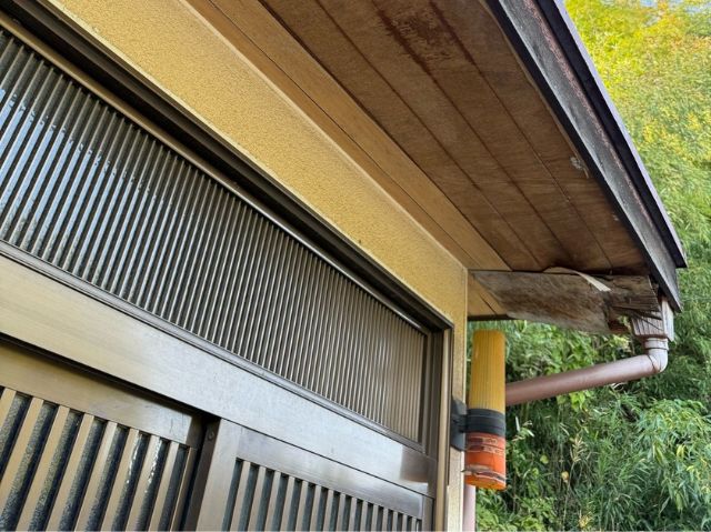 玄関屋根の排水不良で軒天が劣化雨樋が外れそう
