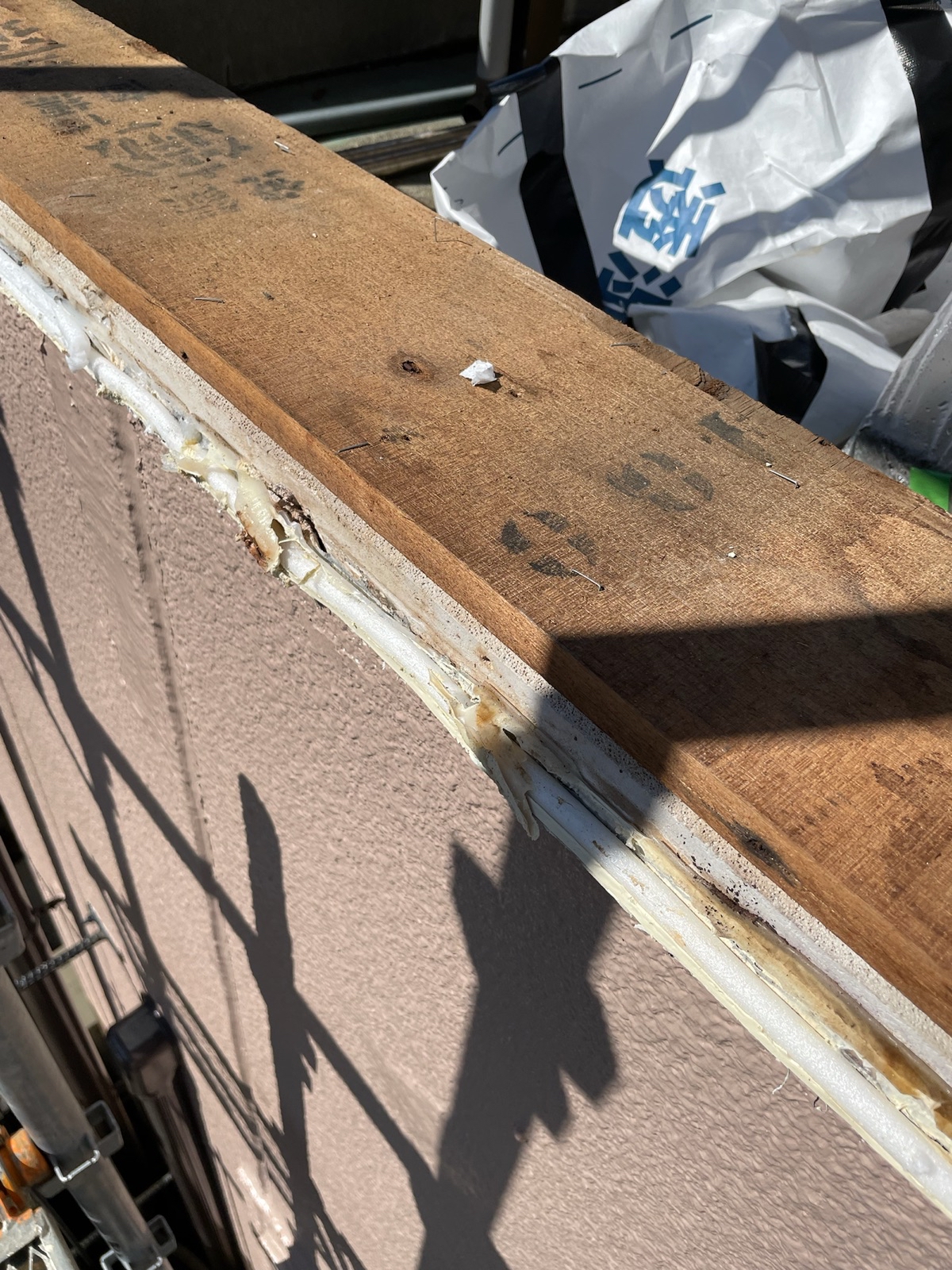 行方市：雨漏り工事！屋根笠木の防水塗装を行って雨漏りを止める！
