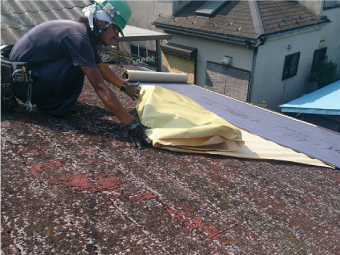 丁寧に屋根を覆うように防水紙を敷設していきます
